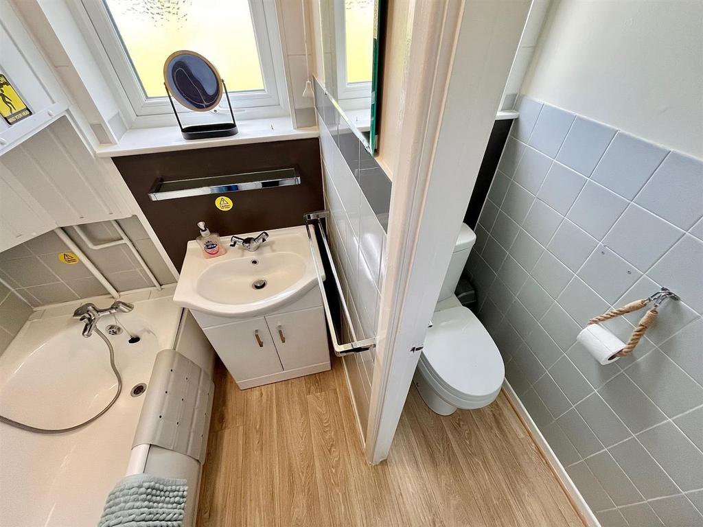 Bathroom/Cloakroom