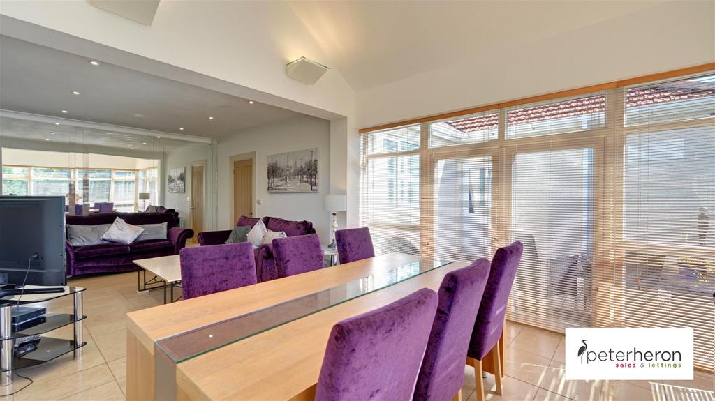 Lounge/Dining Room