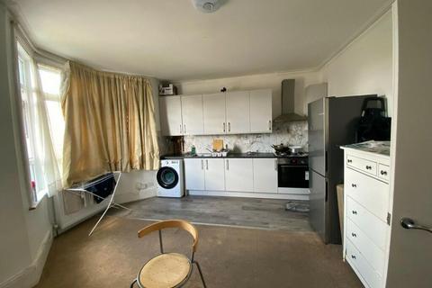 2 bedroom flat to rent, Sutton Lane, Hounslow TW3