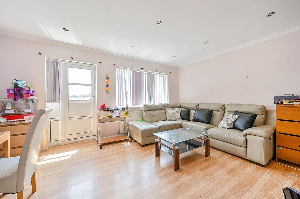 Boston Manor Road, Brentford, TW8 3 bed flat to rent £3,500 pcm (£808 pw)