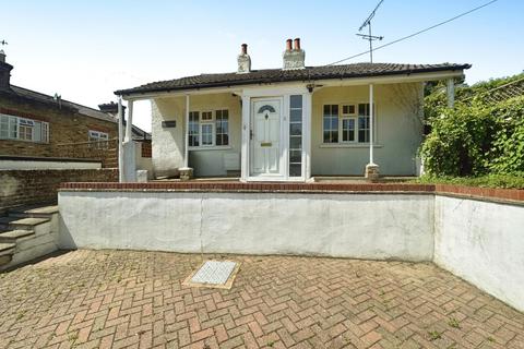 2 bedroom detached bungalow to rent, Dartford Road Farningham DA4