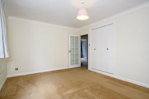 2 bedroom flat to rent, Walton-on-Thames, KT12