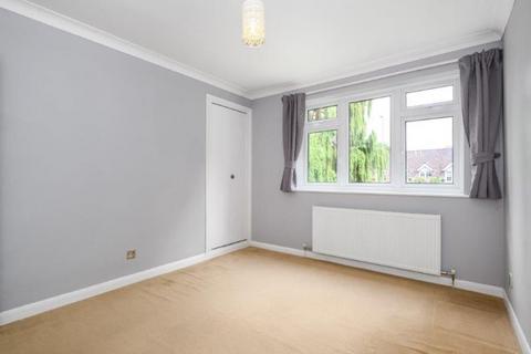 2 bedroom flat to rent, Walton-on-Thames, KT12
