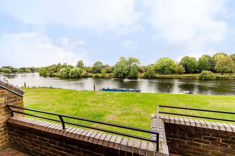 4 bedroom terraced house to rent, Ditton Reach, Thames Ditton, KT7