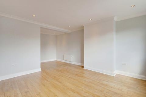 2 bedroom flat for sale, London Road, Hadleigh, SS7