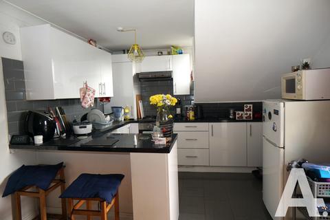 2 bedroom flat to rent, 476 Archway Road, London N6