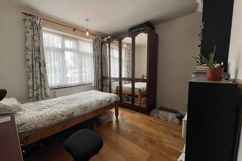 2 bedroom apartment for sale, Camrose Avenue, Edgware, HA8