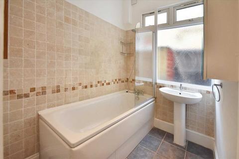 2 bedroom flat to rent, Bollo Lane, London