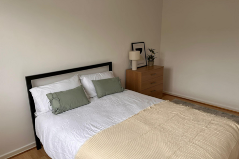 2 bedroom apartment to rent, 28 Woodbridge Green #461949