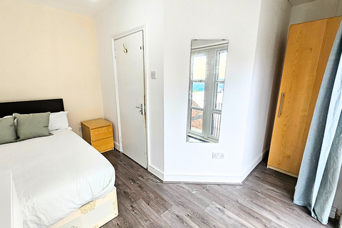 6 bedroom flat share to rent, Alphabet Square, London E3