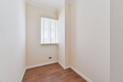 2 bedroom flat to rent, Foxgrove Road, Beckenham, BR3