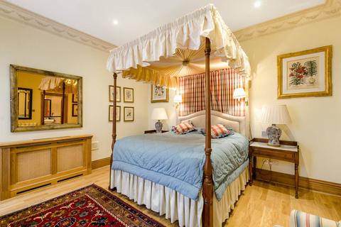 4 bedroom maisonette to rent, West Halkin Street, Belgravia, London, SW1X