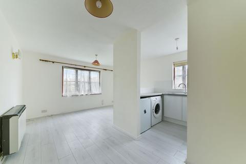 1 bedroom flat to rent, Lowry Crescent, CR4