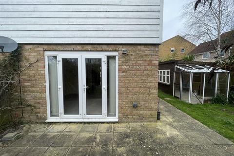 2 bedroom semi-detached house to rent, Ravenscourt Road, Deal CT14