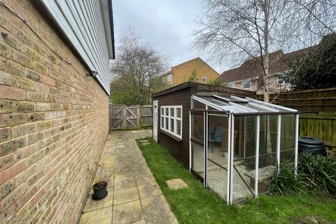 2 bedroom semi-detached house to rent, Ravenscourt Road, Deal CT14