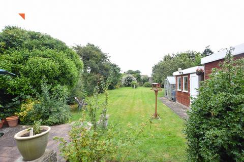 3 bedroom chalet for sale, Cliff Road, Holland-on-Sea