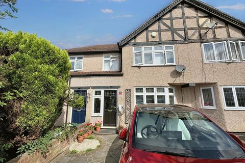 3 bedroom semi-detached house to rent, Sunray Avenue, Bromley BR2
