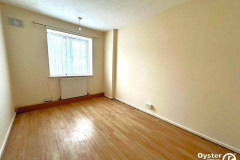 2 bedroom flat to rent, Cunningham Avenue, Enfield, EN3