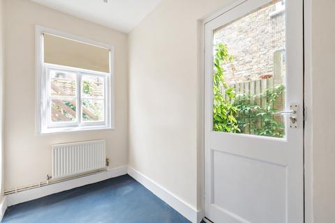 2 bedroom flat to rent, Netherfield Road Tooting SW17