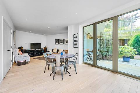 3 bedroom flat for sale, Balham High Road, London, SW17