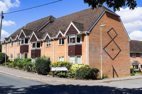 2 bedroom ground floor flat for sale, Ellingham Close, Alresford.