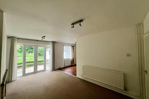 3 bedroom semi-detached house to rent, 4 Kendrick Drive LE2 5RR