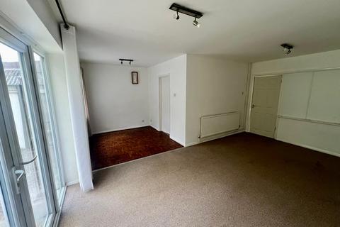 3 bedroom semi-detached house to rent, 4, Kendrick Drive, Oadby, Leicester, LE2 5RR