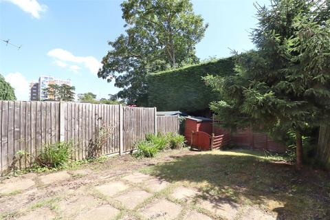10 Cavenham Close, Woking, GU22 7TL