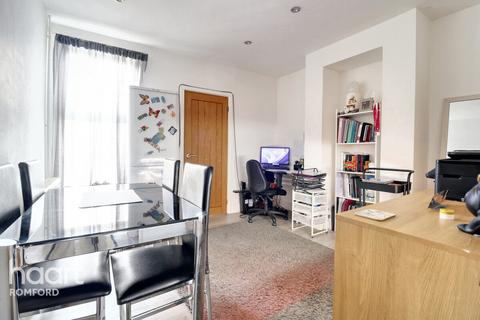 2 bedroom end of terrace house for sale, Albert Road, Romford