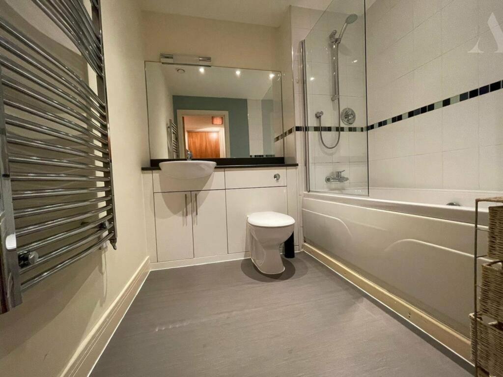 Apt 56 28 granville bathroom.jpeg