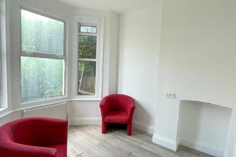 3 bedroom flat to rent, Sandringham Road, London NW2