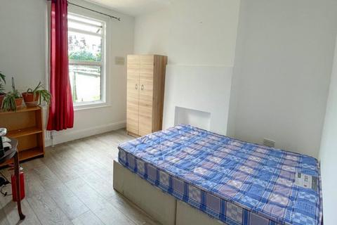 3 bedroom flat to rent, Sandringham Road, London NW2