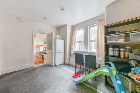 3 bedroom flat for sale, Top Floor, 66 Gilbey Road, London, SW17 0QG