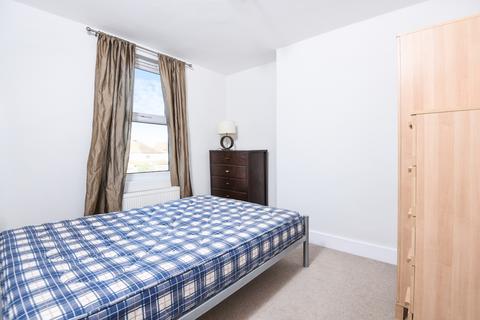 2 bedroom apartment to rent, Khama Road London SW17