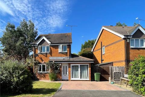 3 bedroom detached house to rent, Bloomfield Close, Knaphill, Woking, Surrey, GU21