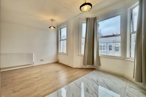 2 bedroom flat to rent, Arodene Road, SW2 2BH