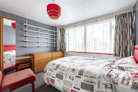 25 Berkeley Drive, Hornchurch, RM11 3PZ