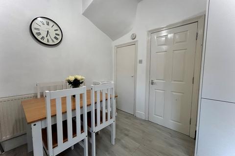 3 bedroom house to rent, Lodge Road, Wallington