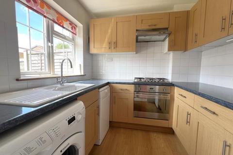 3 bedroom terraced house to rent, Hawksway, Staines TW18
