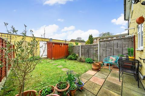 3 bedroom terraced house to rent, Hawksway, Staines TW18