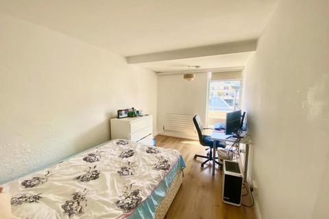 2 bedroom flat to rent, Foundling Court, London WC1N