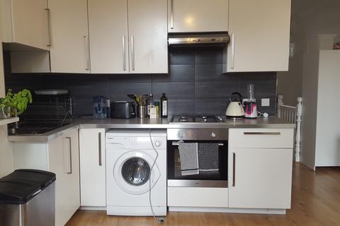 2 bedroom maisonette to rent, Stoke Newington High Street, London N16