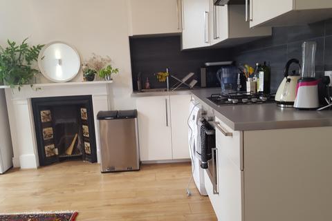 2 bedroom maisonette to rent, Stoke Newington High Street, London N16