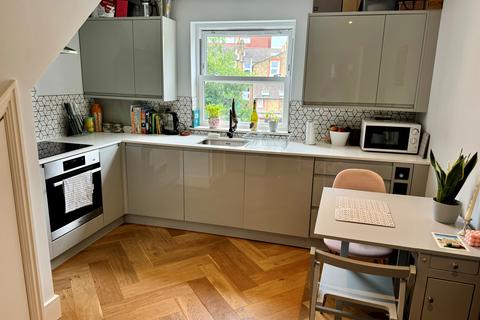 2 bedroom flat for sale, Garratt Terrace, London SW17