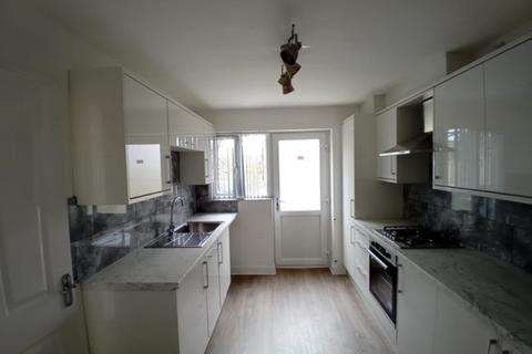 4 bedroom house to rent, Room 1, 25 Buttercup Way. Drighlighton Bradford