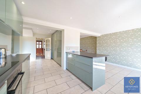 11 Robin Close, Romford, RM5 3UJ