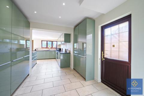 11 Robin Close, Romford, RM5 3UJ