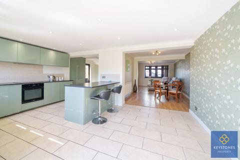 11 Robin Close, Romford, RM5 3UJ