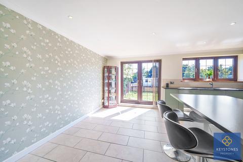 11 Robin Close, Romford, RM5 3UJ