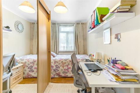 3 bedroom apartment to rent, Haselbury Road, London, N9